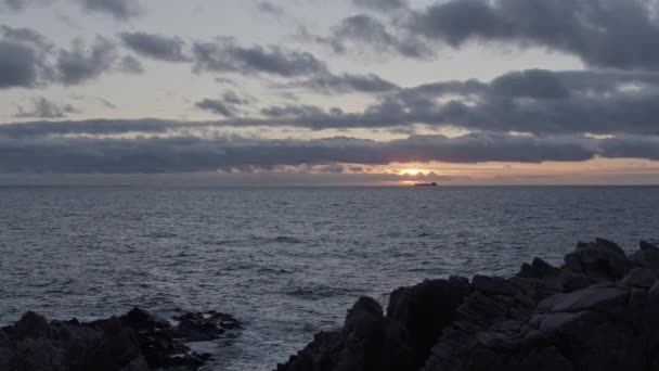 Kargo Gemisi Gün Batımında Okyanus Ufkunda Altın Saatinde Soğuk Kayalık — Stok video