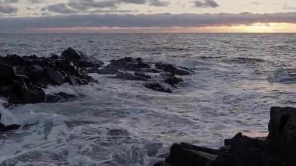 Burzliwe Fale Oceaniczne Toczące Się Kierunku Skalistej Linii Brzegowej Zachodzie — Wideo stockowe