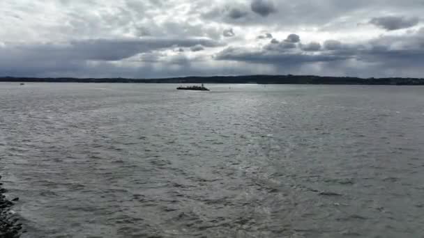 Una Vista Aérea Una Barcaza Ferry Distancia Navegando Upper Bay — Vídeo de stock