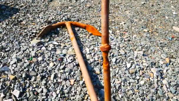 石の帯状疱疹のビーチで錆びた風化した古い鉄のアンカー — ストック動画