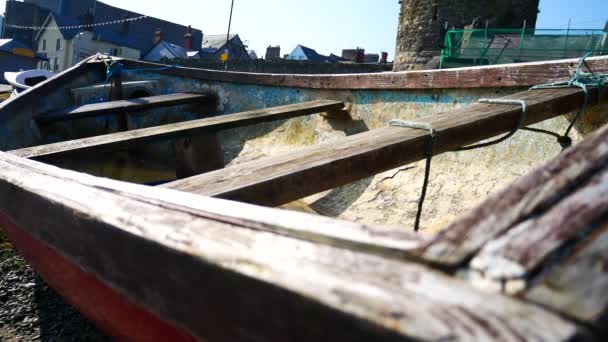 Vacío Madera Envejecida Pequeño Barco Pesca Sentado Playa Ciudad Portuaria — Vídeo de stock