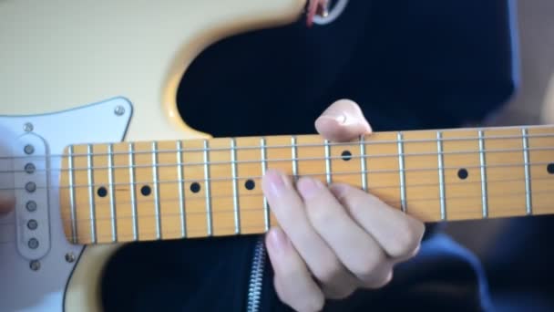 Person Die Ein Solo Auf Einer Cremeweißen Gitarre Spielt Statische — Stockvideo
