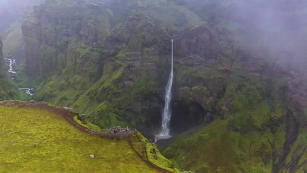 Draai Het Uitzicht Rond Ijslandse Waterval — Stockvideo