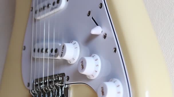 Bir Beyaz Elektro Stratocaster Gitarın Açma Anahtarını Hareket Ettiriyor Statik — Stok video