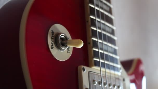 红色的电Les Paul吉他的拾取开关被从三重唱转换为节奏 静态特写镜头 — 图库视频影像