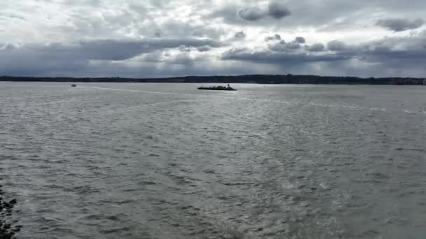 Aerial View Barge Ferry Sailing Upper Bay New York Cloudy — Vídeo de Stock