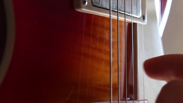 Fingerpicking Nada Mais Importa Uma Cereja Sunburst Les Paul Guitarra — Vídeo de Stock