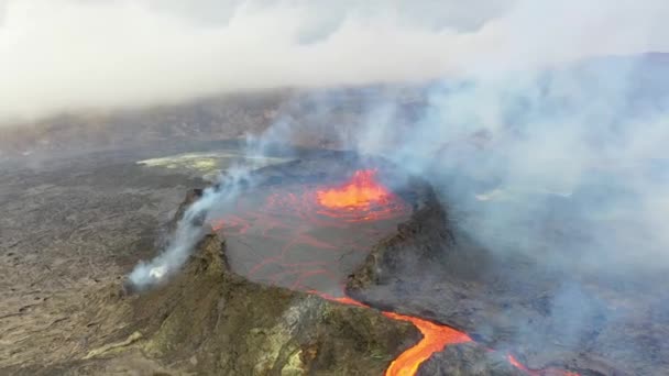 Pull Back Shot Active Volcano Iceland — Stock Video