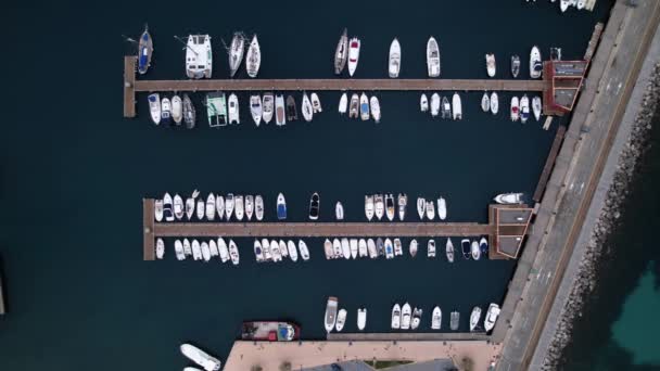Ibiza的圣安东尼奥 波尔多港内停靠在船坞上 俯瞰无人驾驶飞机 — 图库视频影像