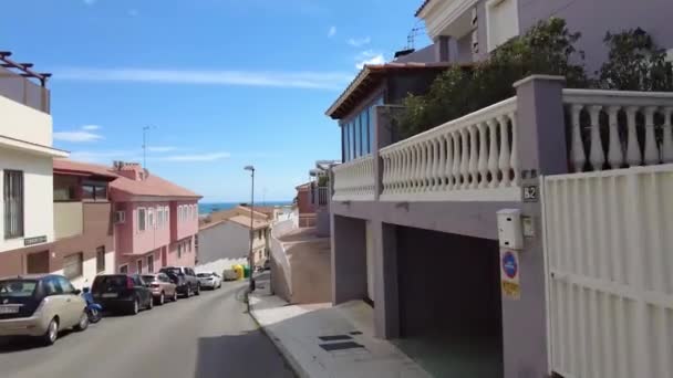 Ехать Узкой Дороге Испанском Районе Красочные Дома Соседству Припаркованные Машины — стоковое видео