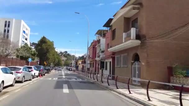 Jede Pobřežní Silnici Andalusii Malagy Barevné Budovy Španělské Čtvrti Zaparkovaná — Stock video