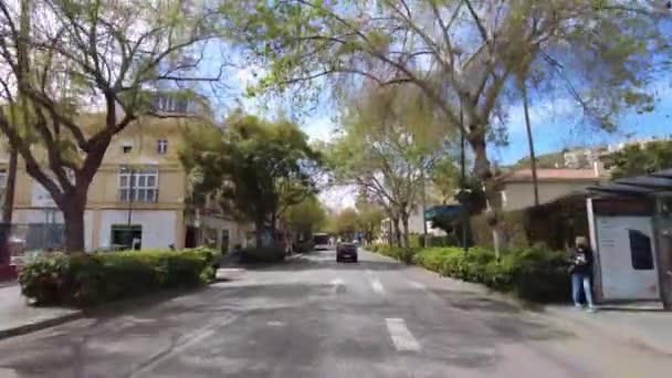 Jede Předměstí Před Malagou Podél Cesty Bylo Zasazeno Mnoho Stromů — Stock video
