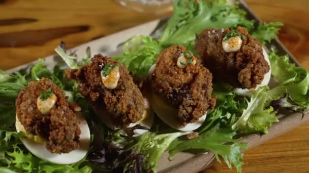 Elegant Geplateerde Eieren Bedekt Met Gebakken Oesters Aioli Veldgroen Schuifregelaar — Stockvideo