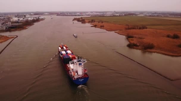 Luchtfoto Van Stern Van Jsp Carla Vrachtschip Reis Langs Oude — Stockvideo