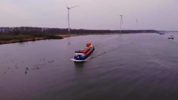 Martie Kargo Gemisinin Oude Maas Yanından Geçerken Kuşların Uçtuğunu Rüzgâr — Stok video