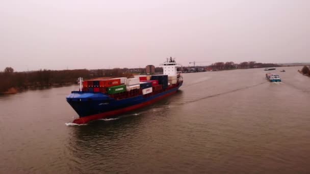 Luchtfoto Van Voorste Boeg Van Jsp Carla Vervoer Vrachtcontainers Rivier — Stockvideo