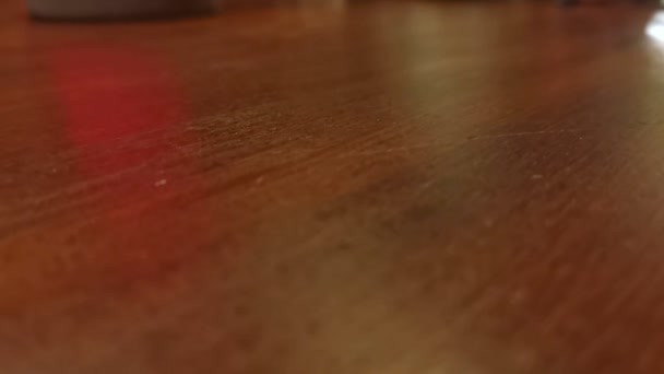 ボードゲーム中にダイスのカップが木製のインテリアテーブルになっています フィールドの浅い深さで撮影静的なクローズアップ — ストック動画
