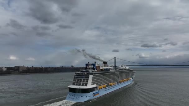 Uma Vista Aérea Navio Cruzeiro Royal Caribbean Anthem Sea Saindo — Vídeo de Stock