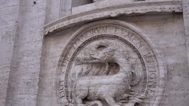 Statue Eines Mannes Weißem Stein Eingraviert Auf Einer Kirchenmauer Mit — Stockvideo