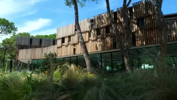 Hermoso Edificio Moderno Italia Con Elementos Naturales Madera Marrón Vidrio — Vídeo de stock