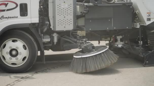 Road Cleaning Sweeper Truck Brush Spinning Cleaning Municipal Road — стоковое видео