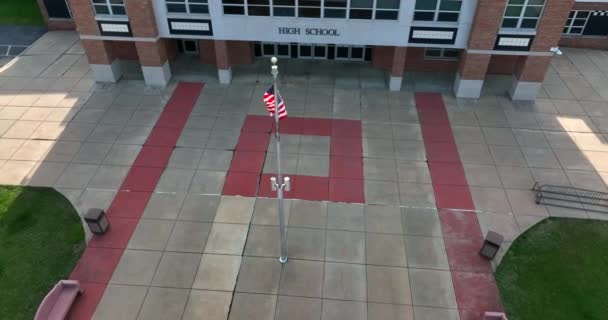 Public High School Usa American Flag Flagpole Main Front Entrance — Vídeos de Stock