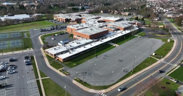 Amerikaanse School Gebouw Luchtbaan Van Buitenaf Grote Uitgestrekte Onderwijscampus — Stockvideo