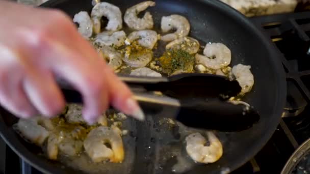 Sauteing Shrimp Butter Herbs Frying Pan — стоковое видео