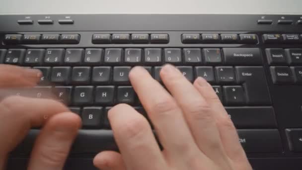 Hombre Escribiendo Teclado Cerca Cronograma — Vídeo de stock