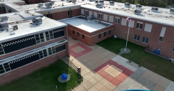 Amerikansk Flagg Offentlig Skole Usa Studentutdannelse Usa Avsløringsskudd Fra Luften – stockvideo