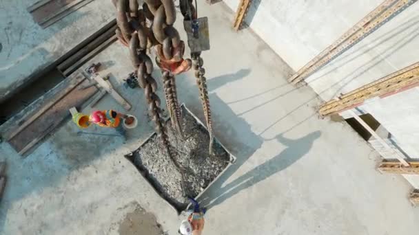 Pov Top Construction Workers Connecting Tower Crane Chains Container Full — Stockvideo