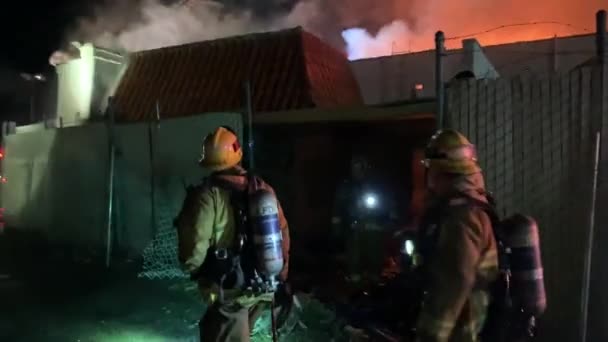 Large Building Fire Rips Commercial Building — Video Stock