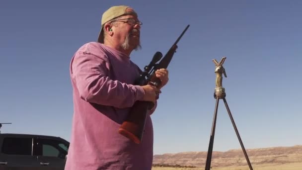 Чоловік Розчищає Свою Рушницю Після Пострілу — стокове відео