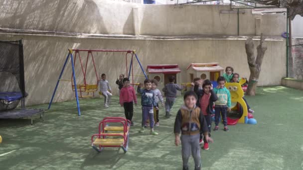 Les Enfants Familles Coptes Pauvres Jouent Dans Une École Maternelle — Video