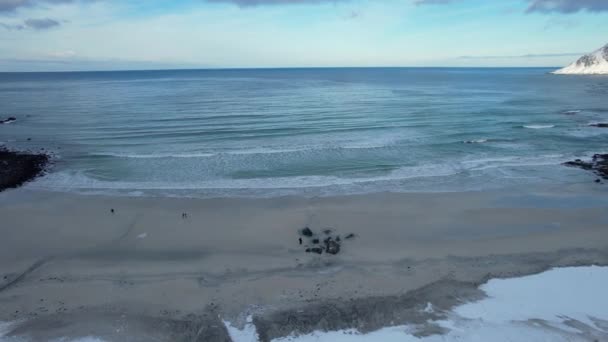 Bella Spiaggia Sabbiosa Nel Nord Della Norvegia Parzialmente Coperta Neve — Video Stock