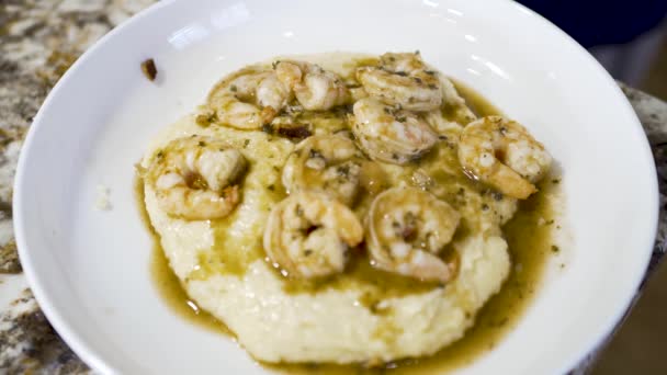 Sprinkling Chopped Bacon Plate Shrimp Grits — Wideo stockowe