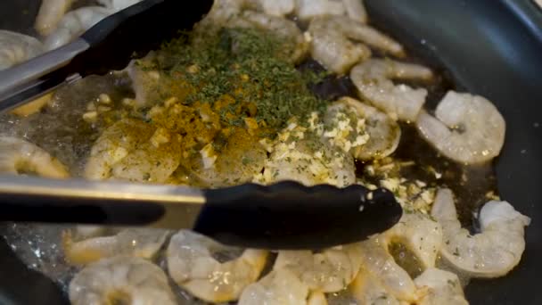 Shrimp Sizzling Butter Herbs Frying Pan Shrimp Grits Meal Dynamic — Video Stock