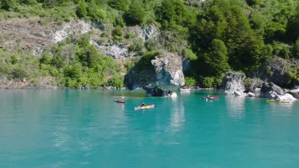 Kayakers Εξερευνώντας Μαρμάρινα Σπήλαια Καθεδρικό Ναό Στη Λίμνη Γενική Carrera — Αρχείο Βίντεο