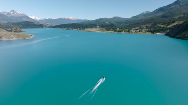 Vuelo Aéreo Sobre Suave Lago Turquesa General Carrera Con Lancha — Vídeo de stock