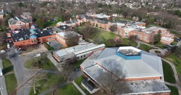 エリザベスタウン カレッジ キャンパスの敷地 米国ペンシルベニア州エタウンの大学の航空 — ストック動画