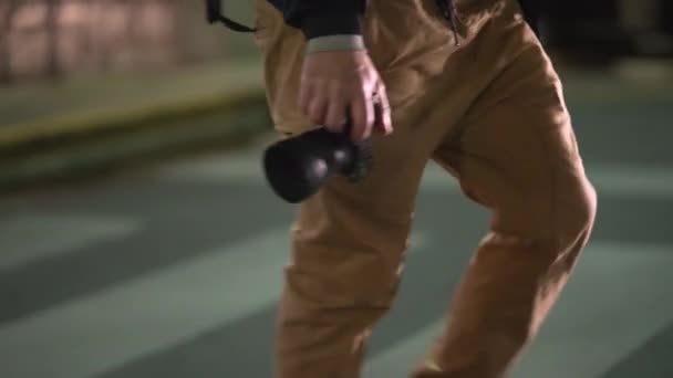 Ein Mann Hält Eine Fotokamera Der Hand Und Läuft Nachts — Stockvideo