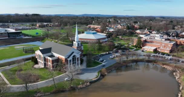 エリザベスタウン エタウン カレッジ 湖の池やチャペルの空中 大学構内の撮影を開始 — ストック動画