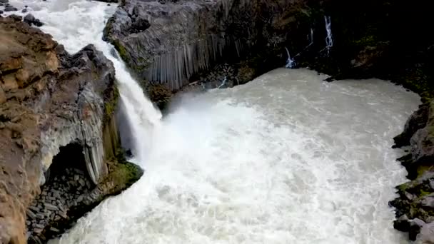 アイスランドの滝でパンアップ — ストック動画