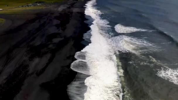 Pan Omhoog Bij Zwart Zandstrand Ijsland — Stockvideo