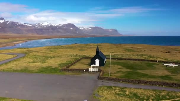 Περιστροφή Γύρω Από Μαύρη Εκκλησία Στην Ισλανδία — Αρχείο Βίντεο
