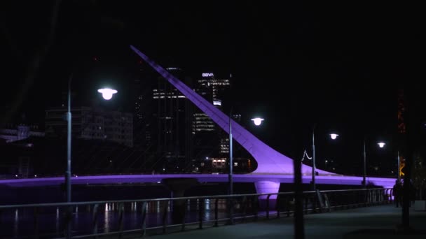 Close Uma Ponte Mulher Puente Mujer Uma Ponte Pedonal Moderna — Vídeo de Stock