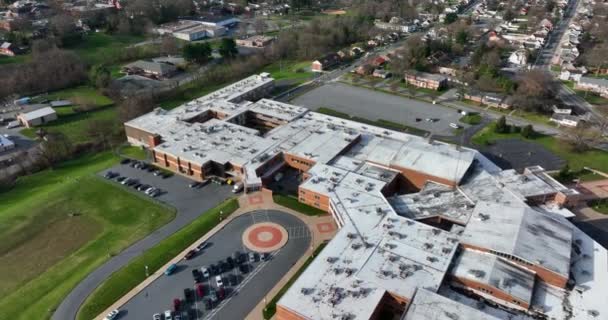 Large Public School Building American Town Aerial Pullback Reveal Athletic — Stock video