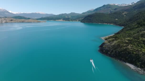 空中飞越平坦的绿松石湖一般卡雷拉与快艇穿越海岸线 圆圈多莉 — 图库视频影像