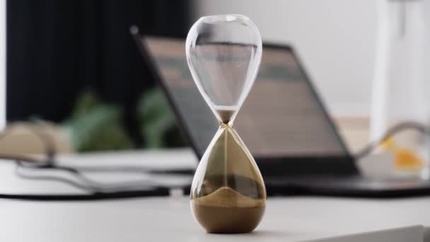 Sand Clock Hourglass Office Laptop Background Closeup View — стоковое видео