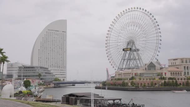 Yokohama Port Ferris Wheel Establishing Shot Overcast Day — Vídeo de Stock